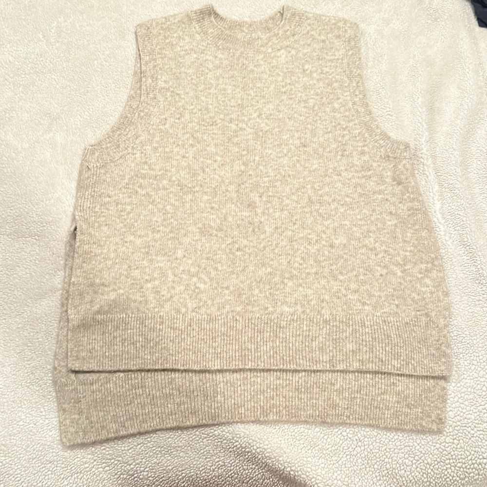 H&M NWT sweater vest